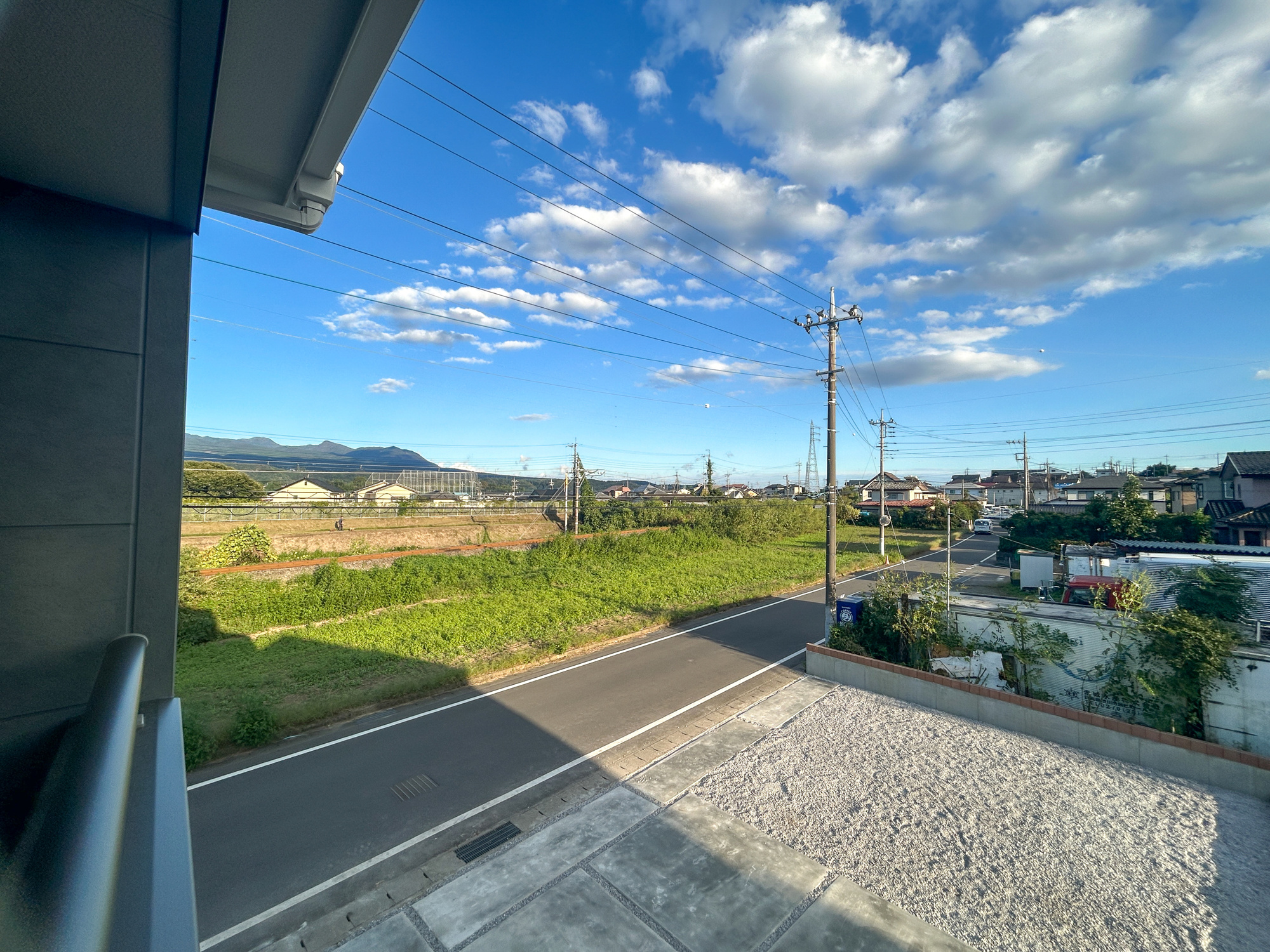 第18渋川金井　新築住宅全8棟の展望|低層の一戸建てを中心とした街並みが整然と続き、周辺は高い建物が建っていないので、採光や開放性に恵まれ、空が広く緑の多い閑静な趣を感じる環境です。