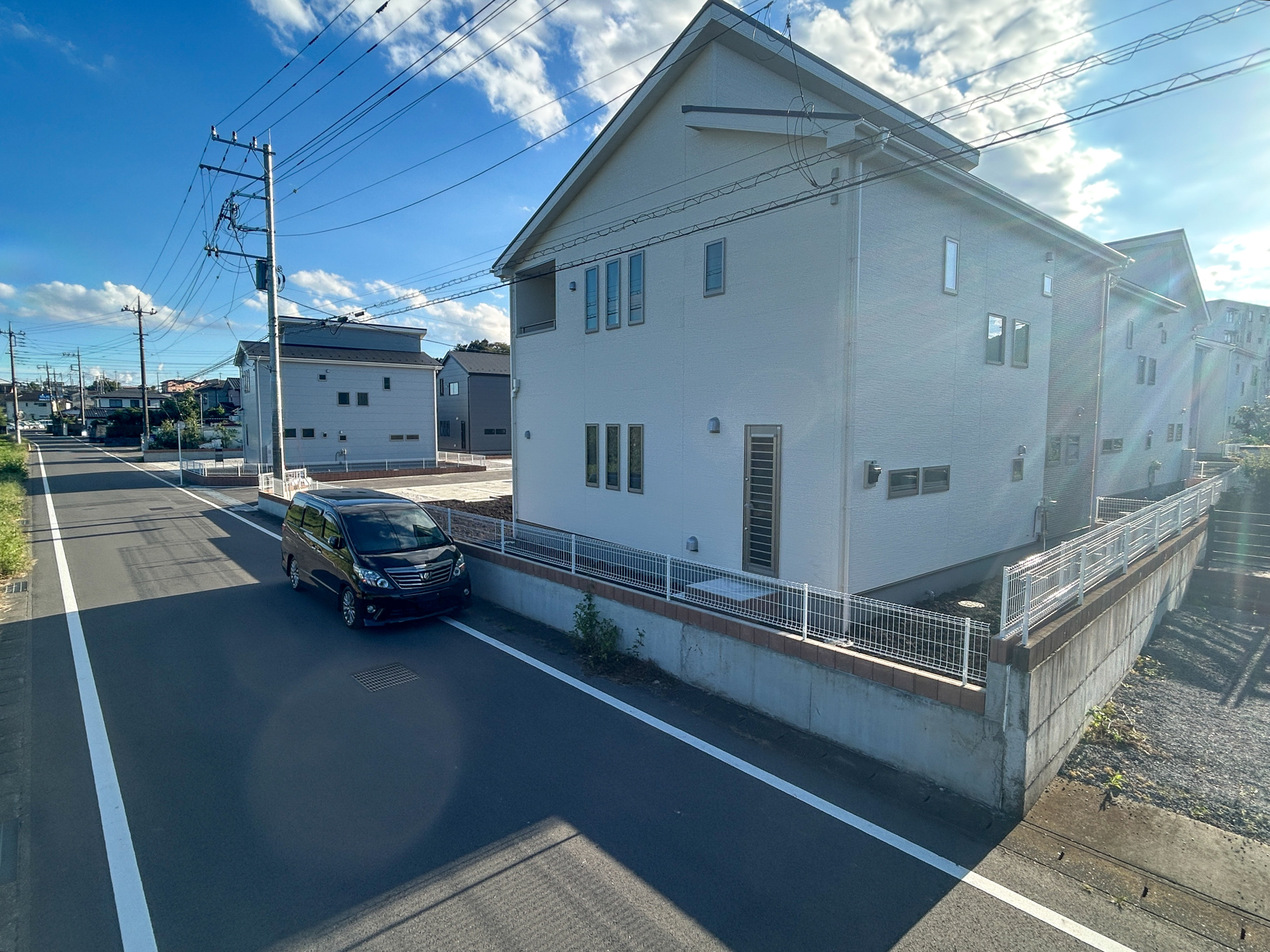 第18渋川金井　新築住宅全8棟の前面道路含む現地写真|閑静な住宅地で子育て家族にピッタリ。毎日のお散歩も快適な緑に恵まれたエリアで、自然に包まれた穏やかな暮らしを実現するための、ゆとりある住環境が整っています。

