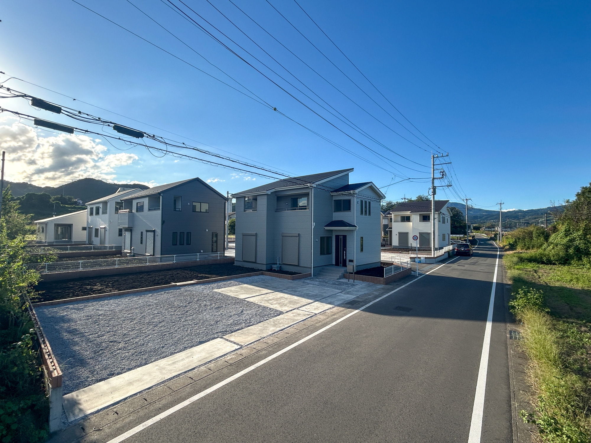 第18渋川金井　新築住宅全8棟の前面道路含む現地写真|低層の一戸建てを中心とした街並みが整然と続き、周辺は高い建物が建っていないので、採光や開放性に恵まれ、空が広く緑の多い閑静な趣を感じる環境です。

