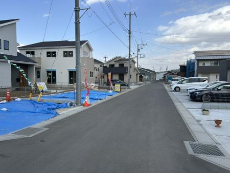 【前面道路含む現地写真】坂東市沓掛23-P1　新築戸建　16号棟