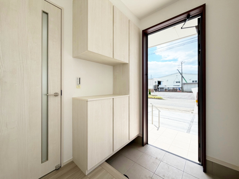 【３号棟　玄関】コの字型のシューズボックスは約50足まで収納可能！ご家族全員の靴が入りそうですね。棚板は樹脂製なので汚れたら水洗いして清潔な状態を保てます。