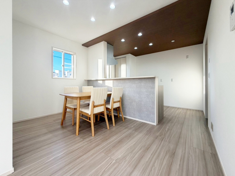 【３号棟　リビング】オシャレなアクセントパネルのカウンターになっています。一面のみで落ち着いた色を使っている為、お好きなインテリアや小物を置いてもいいですね♪（※購入時、家具は付きません。）