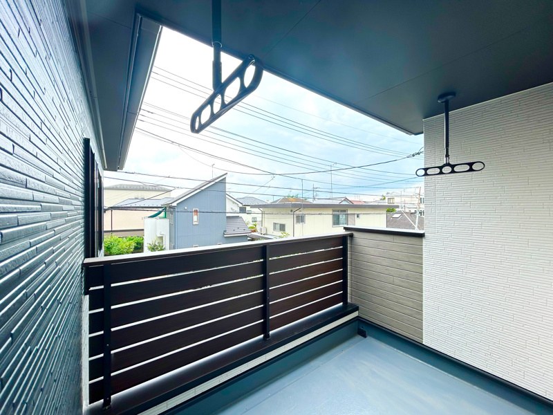 さいたま市大宮区三橋4丁目1号棟　■屋根付きで雨の日も安心のインナーバルコニー！便利な物干金物付きで洗濯も快適