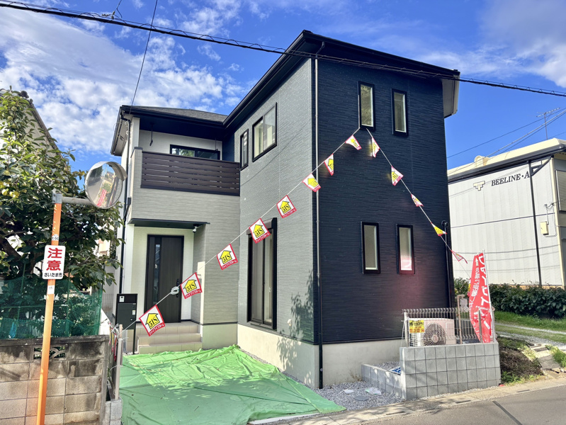 さいたま市大宮区三橋4丁目1号棟　外観写真（2026.7.18撮影）■モノトーンで都会的、スタイリッシュな外観