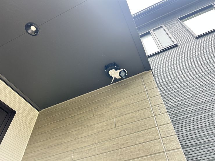 玄関外に屋外カメラ設置済み！一人暮らしやお子様のお留守番にも心強い装備です