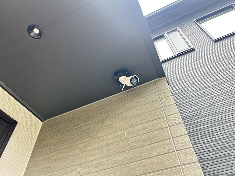 玄関外に屋外カメラ設置済み！一人暮らしやお子様のお留守番にも心強い装備です