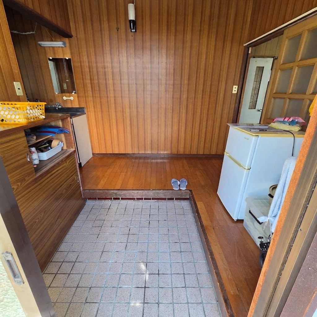 登別市片倉町2丁目8-3　中古住宅の玄関