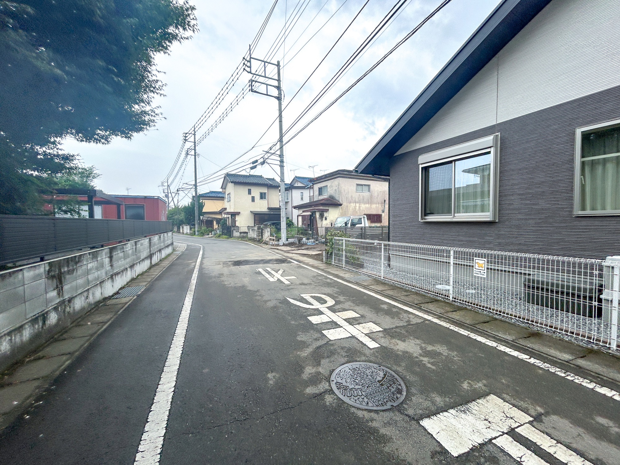 高崎市東貝沢町2期　新築住宅全3棟の前面道路含む現地写真|閑静な住宅地で子育て家族にピッタリ。毎日のお散歩も快適な緑に恵まれたエリアで、自然に包まれた穏やかな暮らしを実現するための、ゆとりある住環境が整っています。

