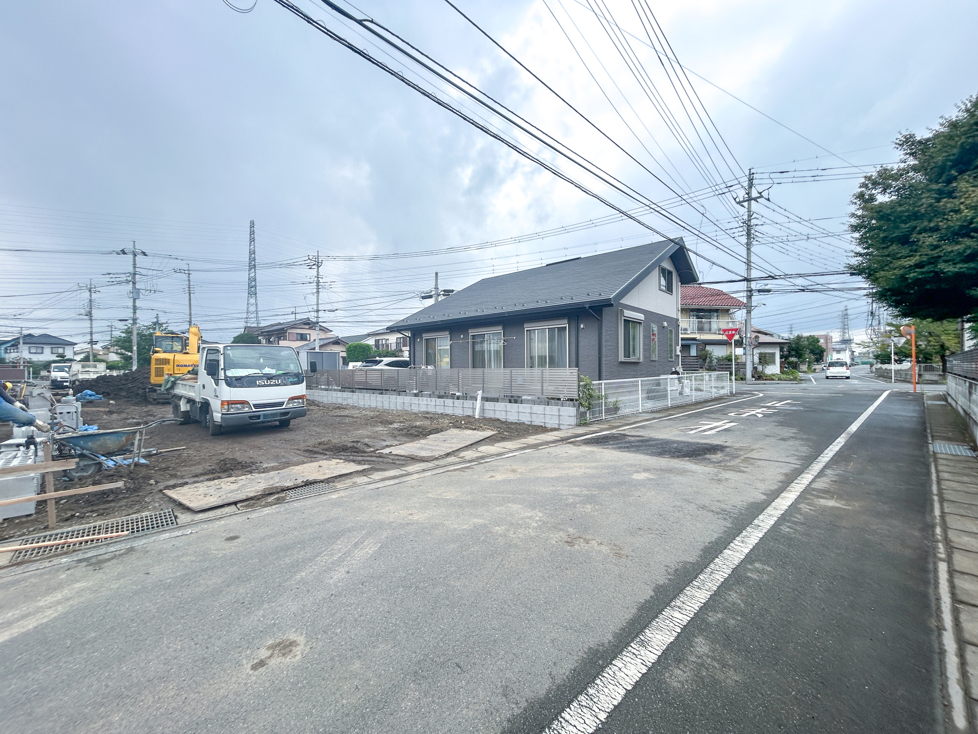 高崎市東貝沢町2期　新築住宅全3棟の前面道路含む現地写真|低層の一戸建てを中心とした街並みが整然と続き、周辺は高い建物が建っていないので、採光や開放性に恵まれ、空が広く緑の多い閑静な趣を感じる環境です。

