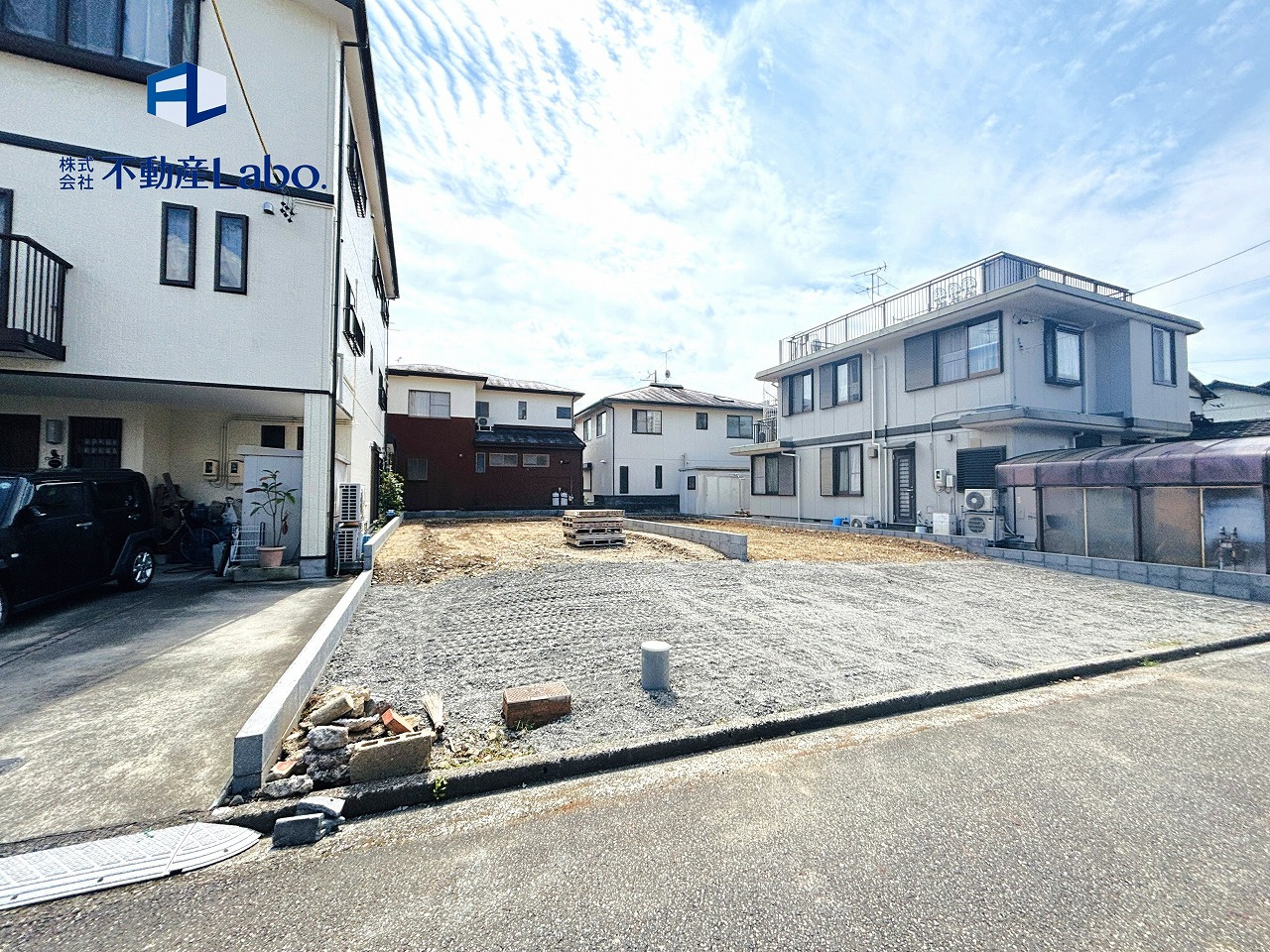 リーブルガーデン　葵区東瀬名町　全2棟の前面道路含む現地写真|キッチン裏に1.5帖の大容量パントリー♪