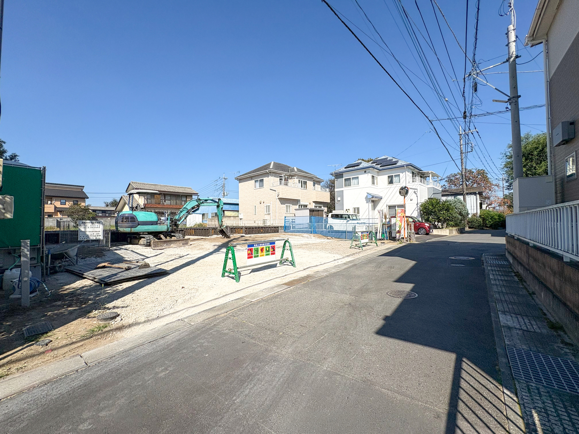前橋市駒形町　新築住宅全2棟の前面道路含む現地写真|低層の一戸建てを中心とした街並みが整然と続き、周辺は高い建物が建っていないので、採光や開放性に恵まれ、空が広く緑の多い閑静な趣を感じる環境です。

