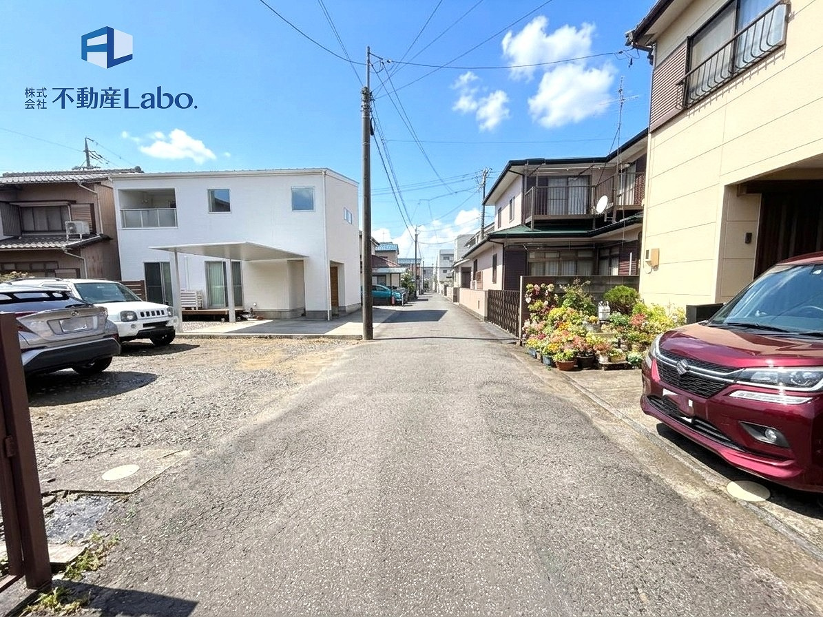 清水区草薙二丁目　6期　全1棟の前面道路含む現地写真|●リビング● ライフスタイルに合わせたインテリアを配置できる広々とした16帖のLDK♪ 機能性と快適さを兼ねそろえたLDKは、幅広い世帯層に人気です♪