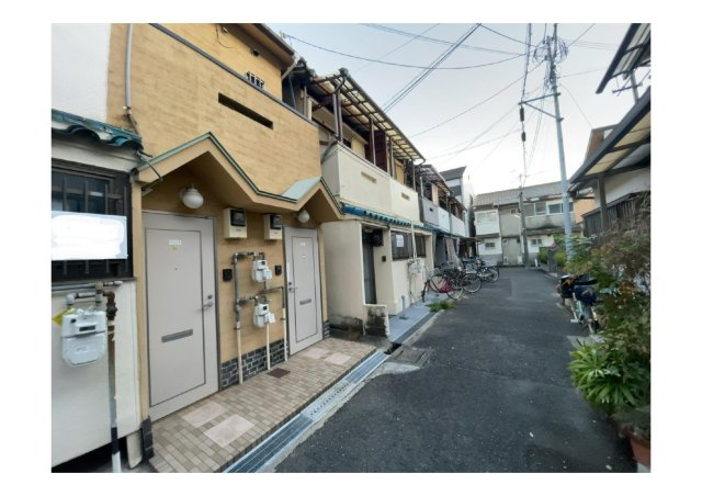 大阪府守口市藤田町5丁目　テラスハウスの外観|前面道路含む現地写真です