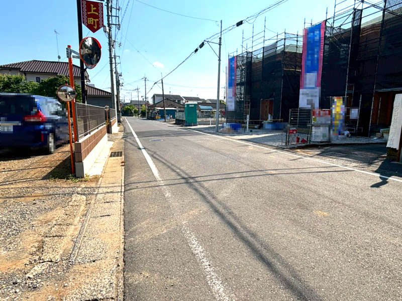 下妻市下妻丁　2号棟　前面道路を含む現地写真
