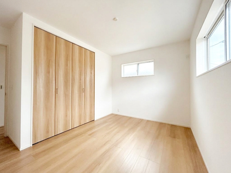 洋室6.5帖　クローゼット付の南向きで明るく快適なお部屋です。ベットや机を置いても余裕の広さで子供部屋におすすめです。