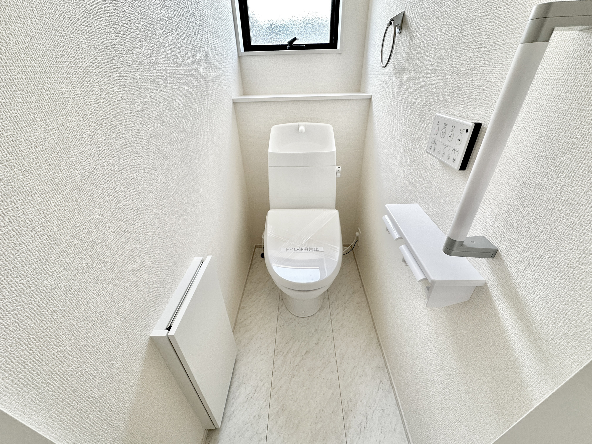 第１佐野犬伏下町　新築住宅全３棟のトイレ|節水型でエコなトイレには、今では当たり前の洗浄付き。便座を温める機能もついていて、居心地良くてトイレから出られなくなるかも！換気用に換気扇はもちろん、窓も着いているので常に快適ですね♪
