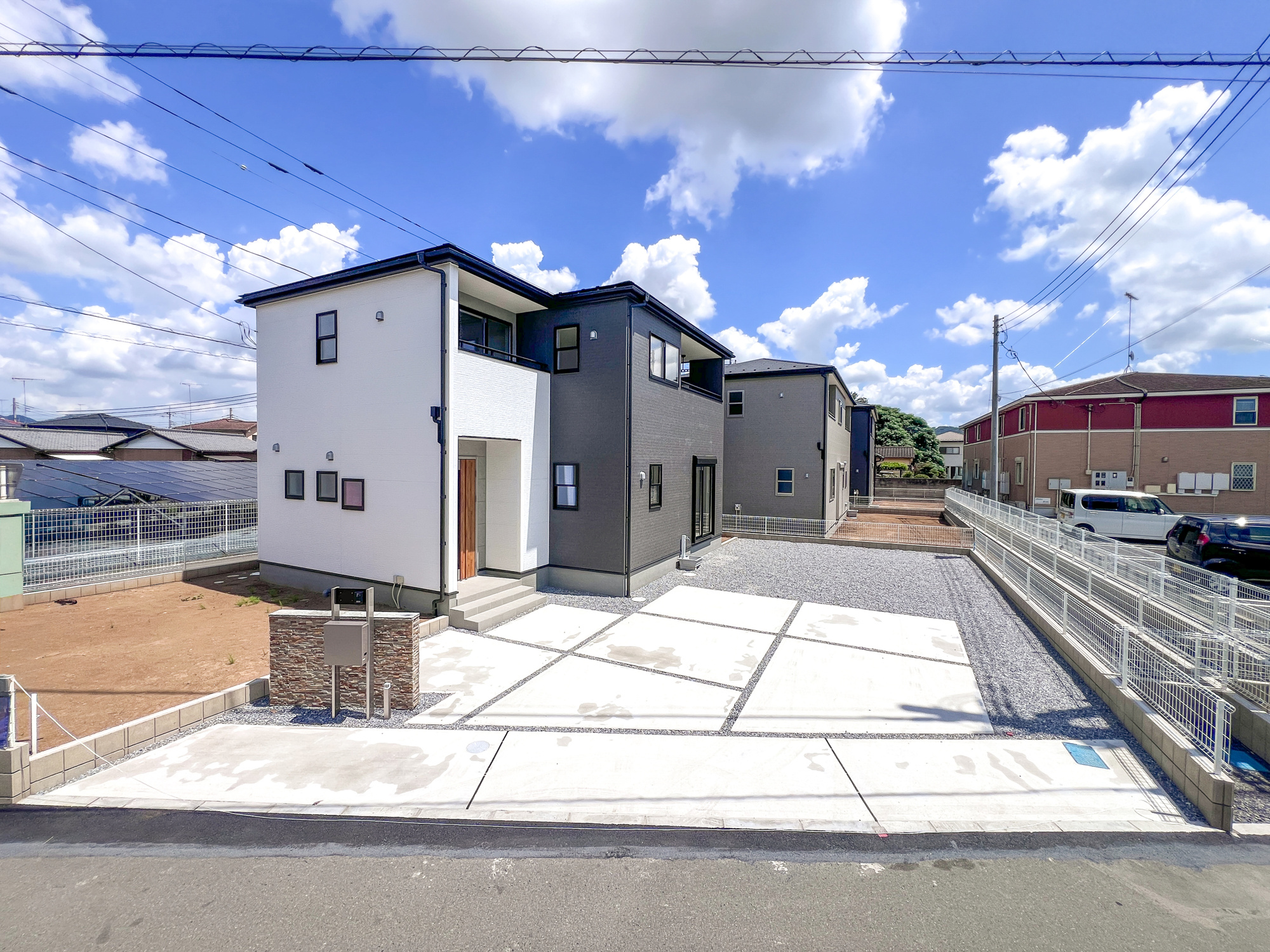 第１佐野犬伏下町　新築住宅全３棟の駐車場|車庫土間施工、駐車3台可能です(^^♪