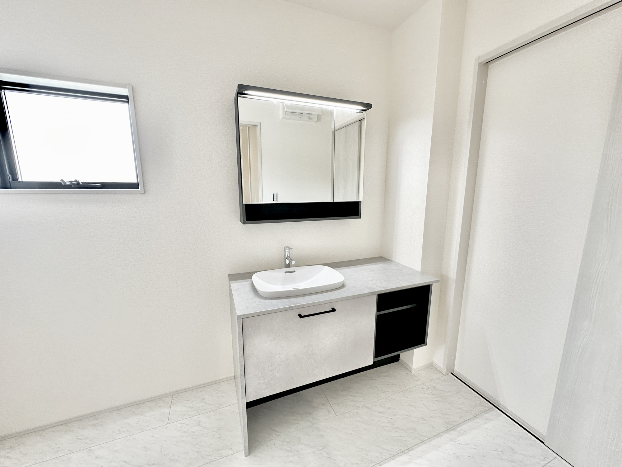 第１佐野犬伏下町　新築住宅全３棟の独立洗面台|歯磨きをしたりメイクや髪をセットしたり・・・使いやすさが考えられた3面鏡です♪シャワー付水栓で洗面台でのシャンプーや毎日の掃除に大変便利ですね♪
