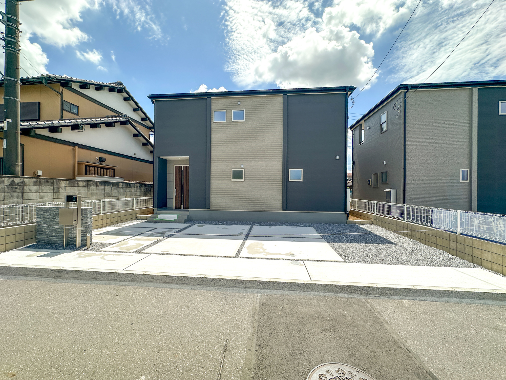 第１佐野犬伏下町　新築住宅全３棟の駐車場|車庫土間施工、駐車3台可能です(^^♪