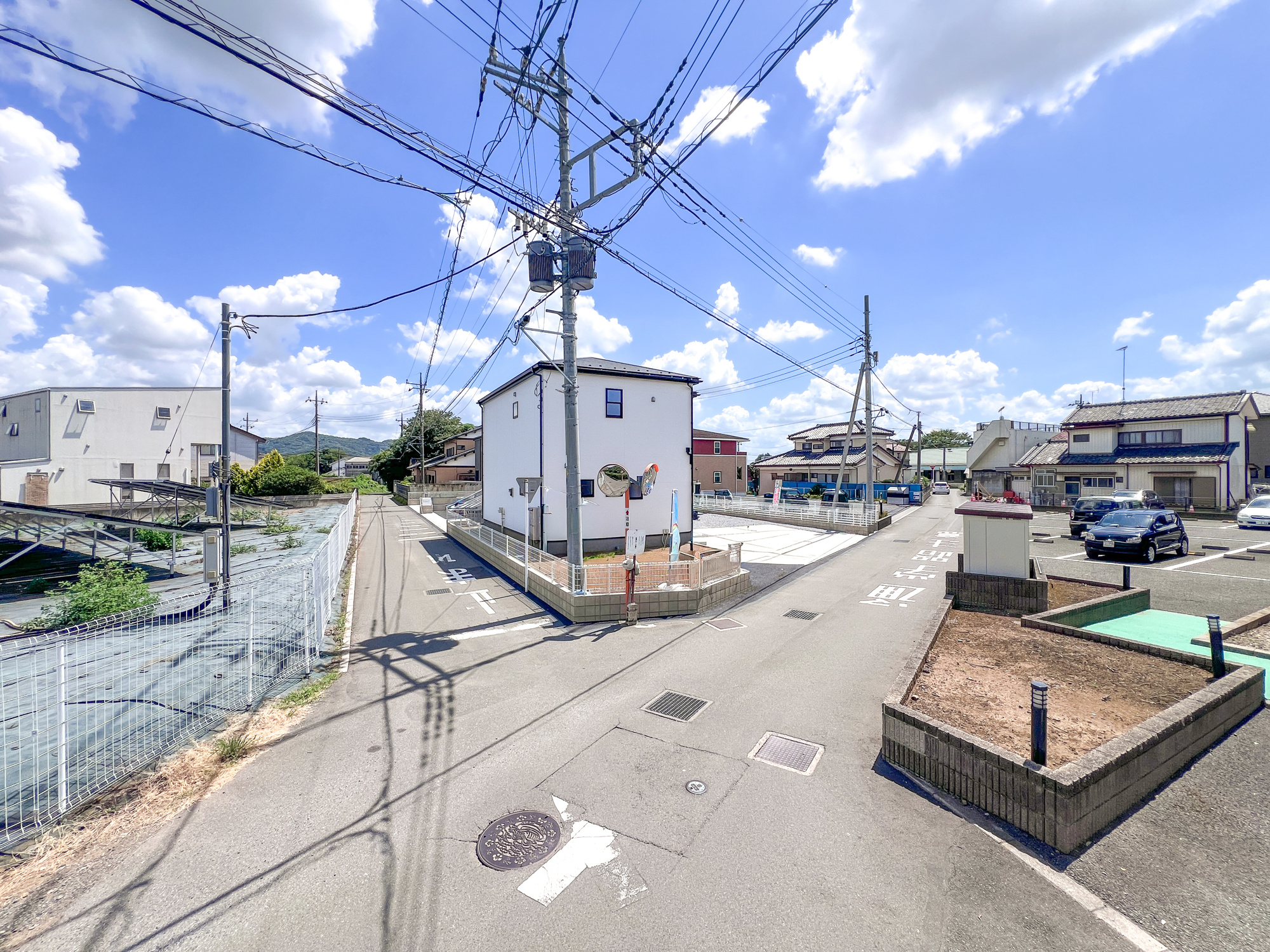第１佐野犬伏下町　新築住宅全３棟の前面道路含む現地写真|閑静な住宅地で子育て家族にピッタリ。毎日のお散歩も快適な緑に恵まれたエリアで、自然に包まれた穏やかな暮らしを実現するための、ゆとりある住環境が整っています。

