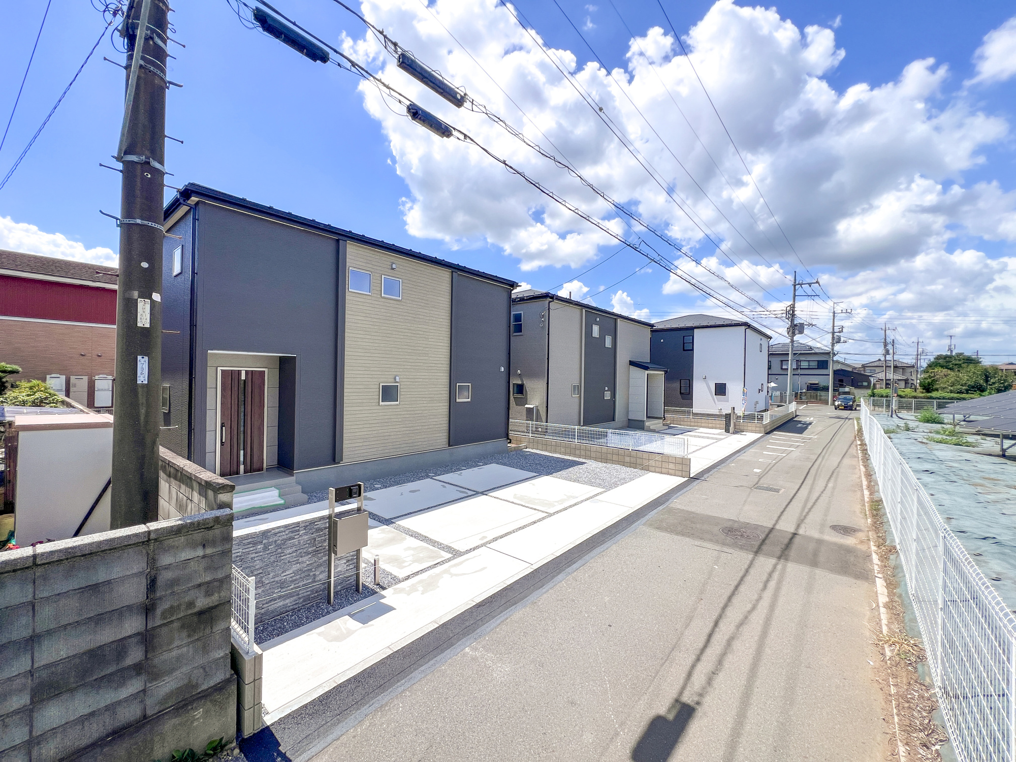 第１佐野犬伏下町　新築住宅全３棟の前面道路含む現地写真|低層の一戸建てを中心とした街並みが整然と続き、周辺は高い建物が建っていないので、採光や開放性に恵まれ、空が広く緑の多い閑静な趣を感じる環境です。

