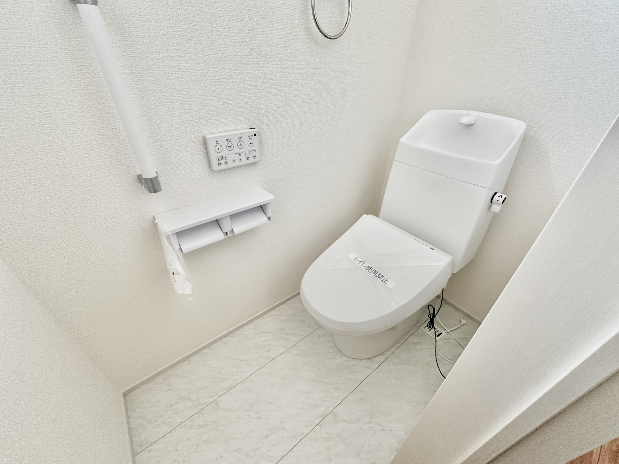 下野市緑６丁目の新築一戸建のトイレ|節水型でエコなトイレには、今では当たり前の洗浄付き。便座を温める機能もついていて、居心地良くてトイレから出られなくなるかも！換気用に換気扇はもちろん、窓も着いているので常に快適ですね♪