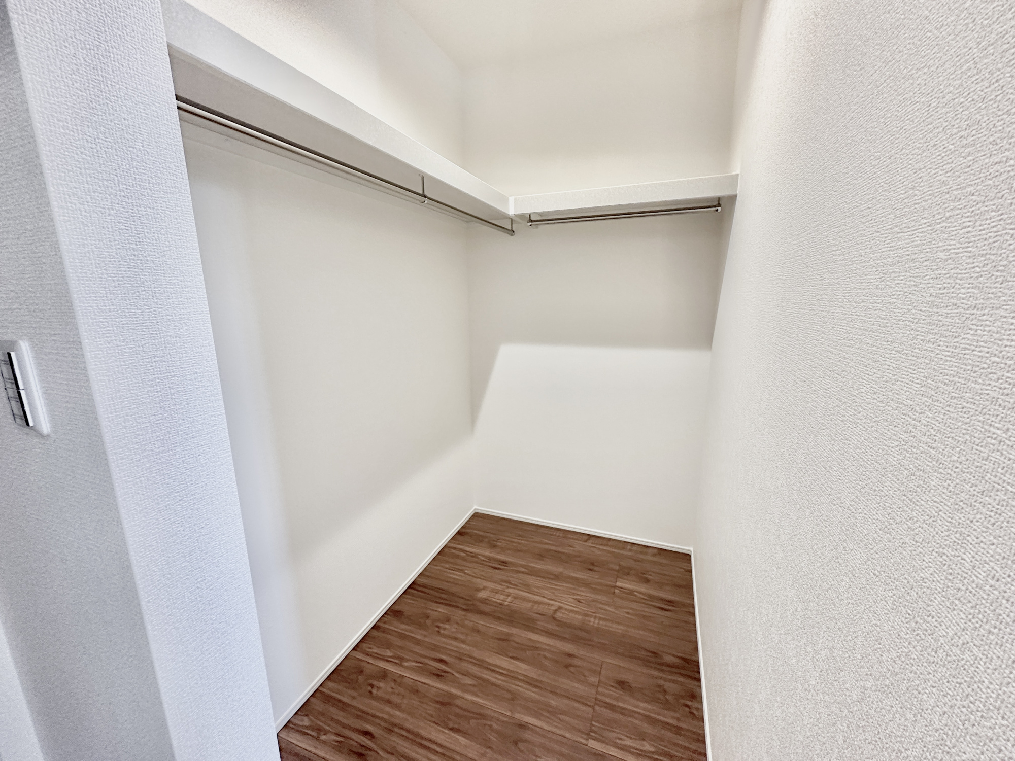 下野市緑６丁目の新築一戸建の収納|ウォークインクローゼットのある住まいで収納上手な生活を実現！衣類だけでなく、箱物や思い出の品もたっぷり収納できますので、整理整頓もスムーズに。居室空間をより広々と使えます！