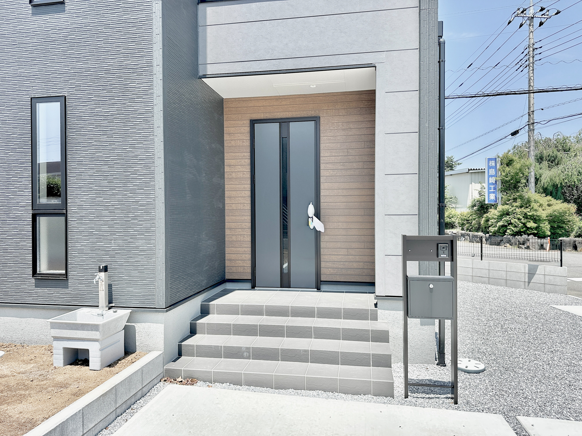 下野市緑６丁目の新築一戸建の玄関|玄関上は屋根があるので雨の心配いらず♪