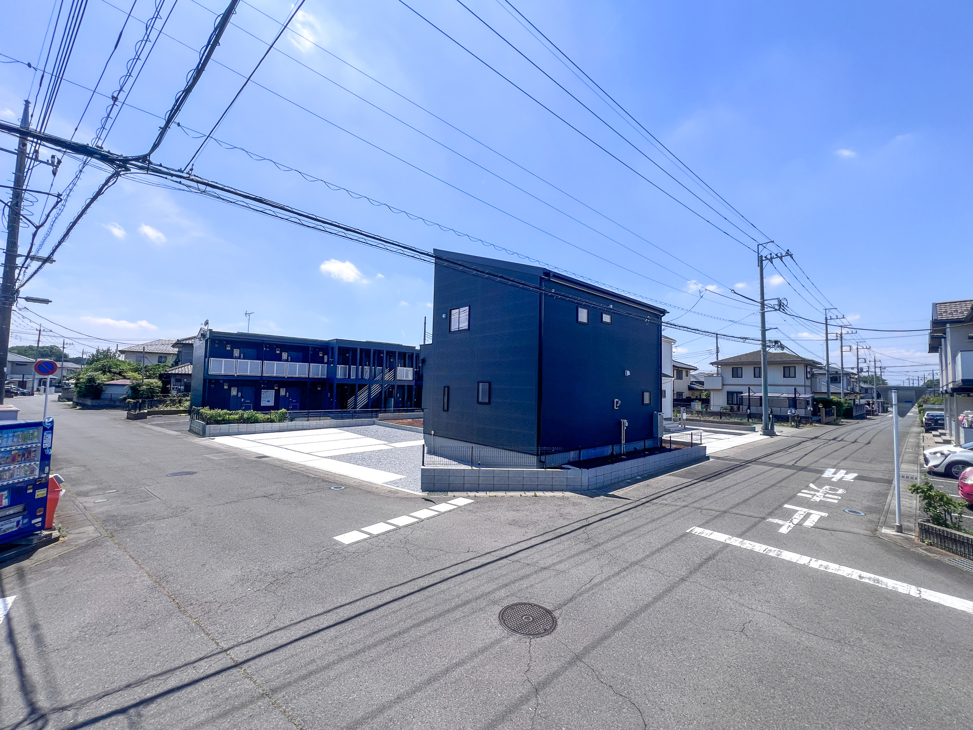 下野市緑６丁目の新築一戸建の前面道路含む現地写真|閑静な住宅地で子育て家族にピッタリ。毎日のお散歩も快適な緑に恵まれたエリアで、自然に包まれた穏やかな暮らしを実現するための、ゆとりある住環境が整っています。

