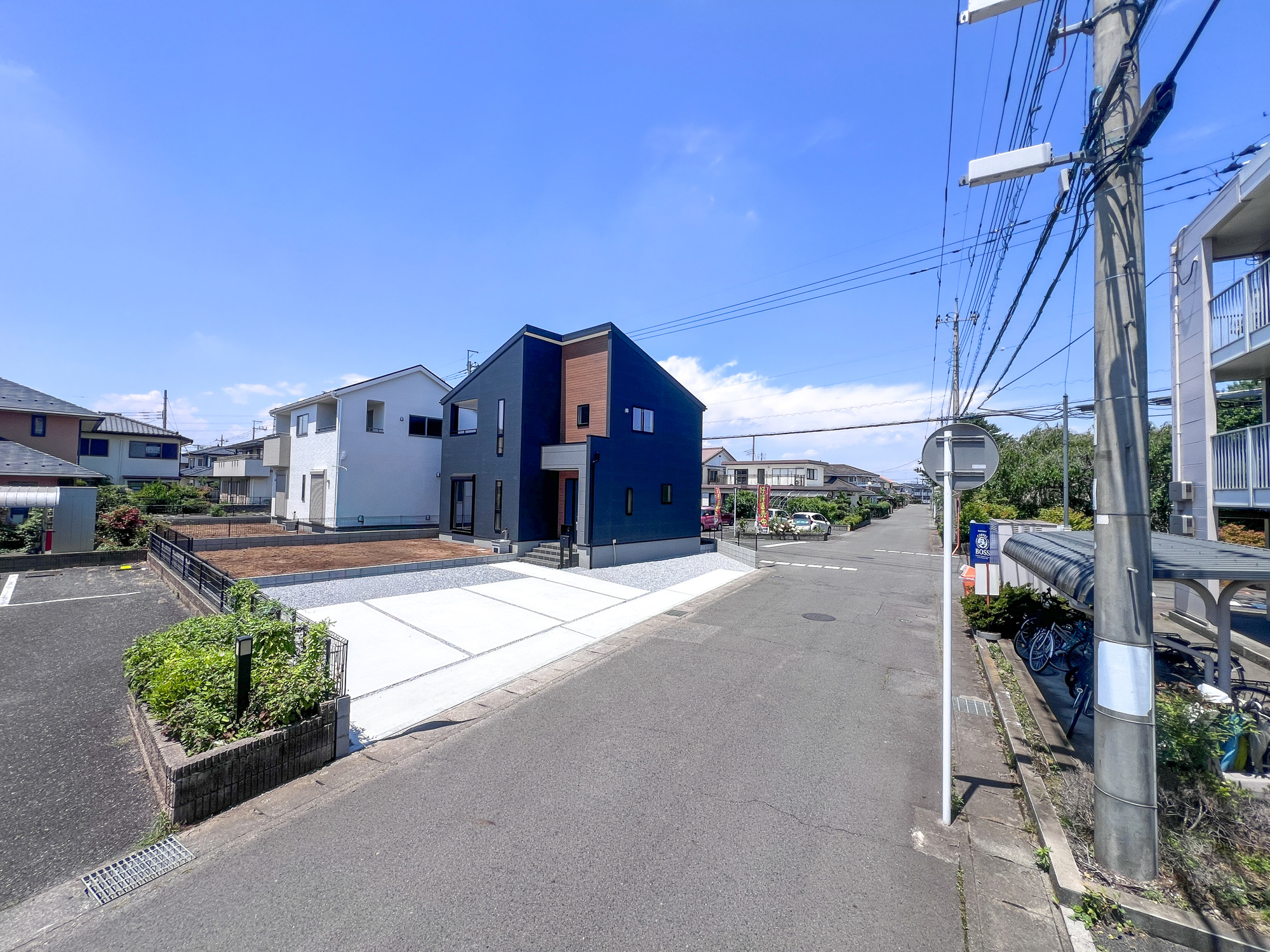 下野市緑６丁目の新築一戸建の前面道路含む現地写真|低層の一戸建てを中心とした街並みが整然と続き、周辺は高い建物が建っていないので、採光や開放性に恵まれ、空が広く緑の多い閑静な趣を感じる環境です。

