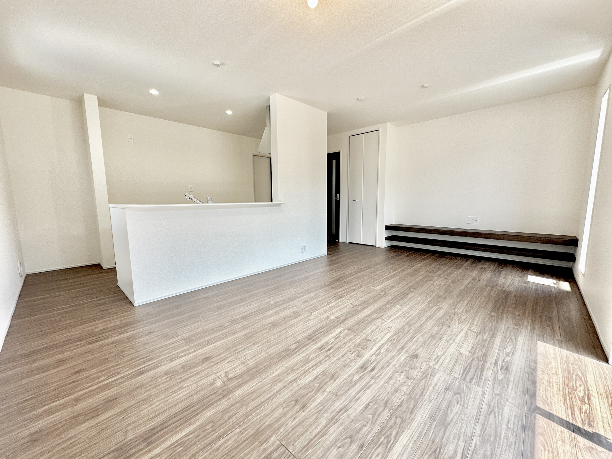 下野市緑６丁目の新築一戸建の居間・リビング|オープンな空間を生み出す、こだわりの広がりとゆとり。家族と過ごす時間を大切にしたい方にぴったりの明るくゆとりある住空間です。南側の窓からの日差しがリビングの隅々までしっかりと届きます！ 