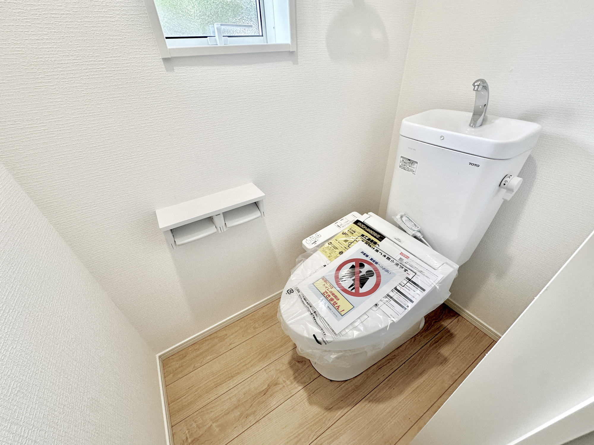 真岡市並木町３丁目の新築一戸建のトイレ|節水型でエコなトイレには、今では当たり前の洗浄付き。便座を温める機能もついていて、居心地良くてトイレから出られなくなるかも！換気用に換気扇はもちろん、窓も着いているので常に快適ですね♪