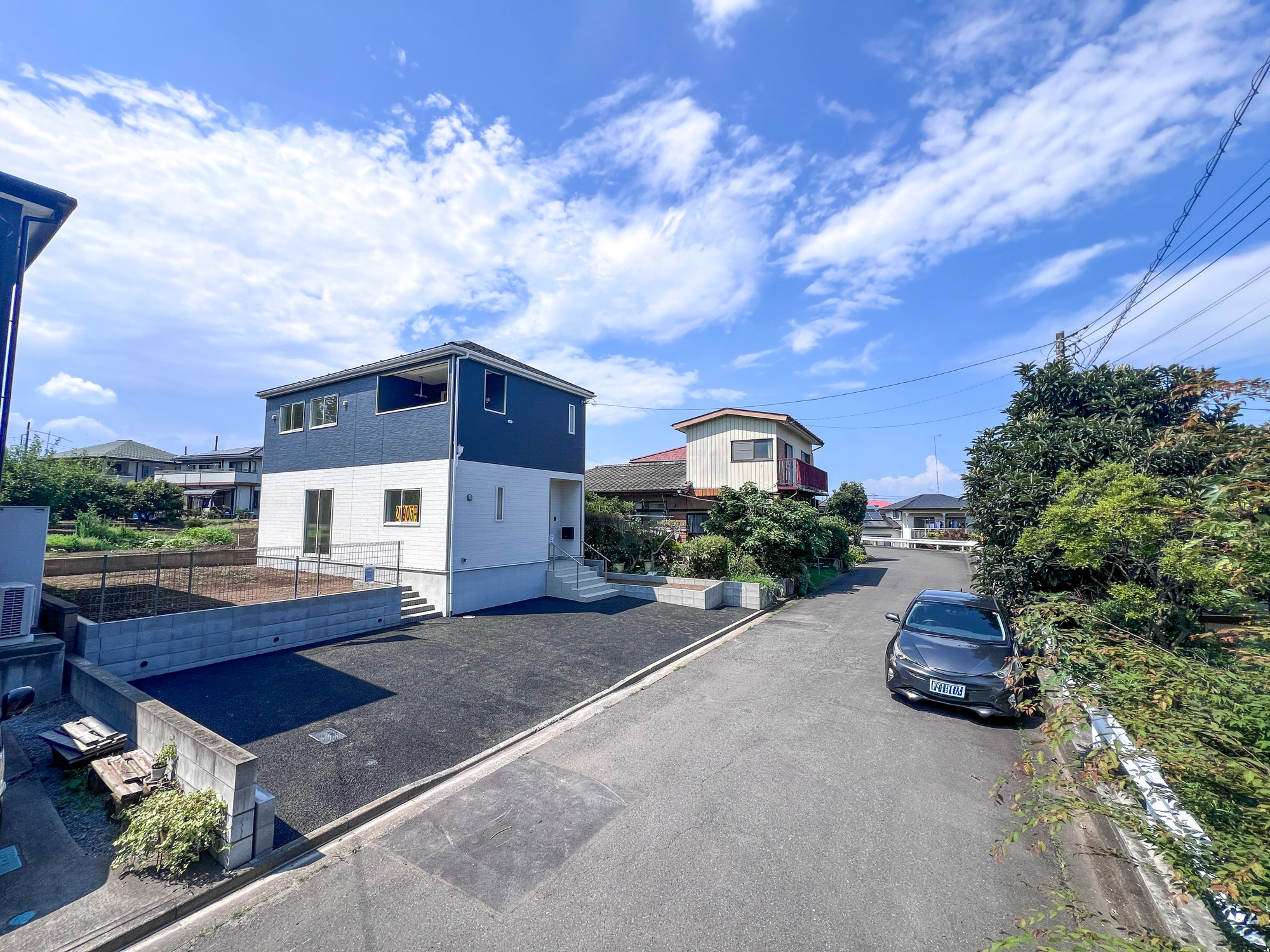 真岡市並木町３丁目の新築一戸建の前面道路含む現地写真|閑静な住宅地で子育て家族にピッタリ。毎日のお散歩も快適な緑に恵まれたエリアで、自然に包まれた穏やかな暮らしを実現するための、ゆとりある住環境が整っています。

