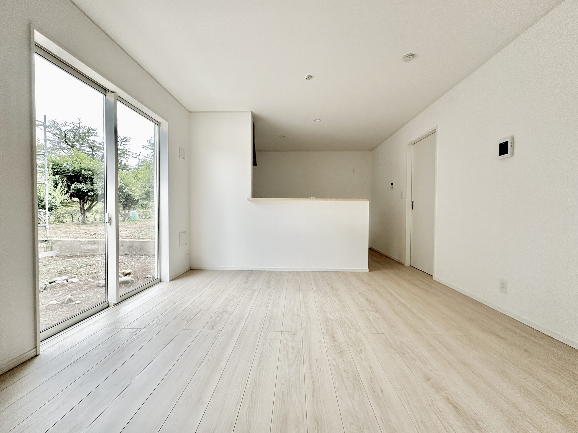 真岡市並木町３丁目の新築一戸建の居間・リビング|南向きに大きく開いた窓からは、明るい陽射しが射し込みます。
爽やかな風が吹き抜ける心地良いリビングには、自然と家族が集まります。