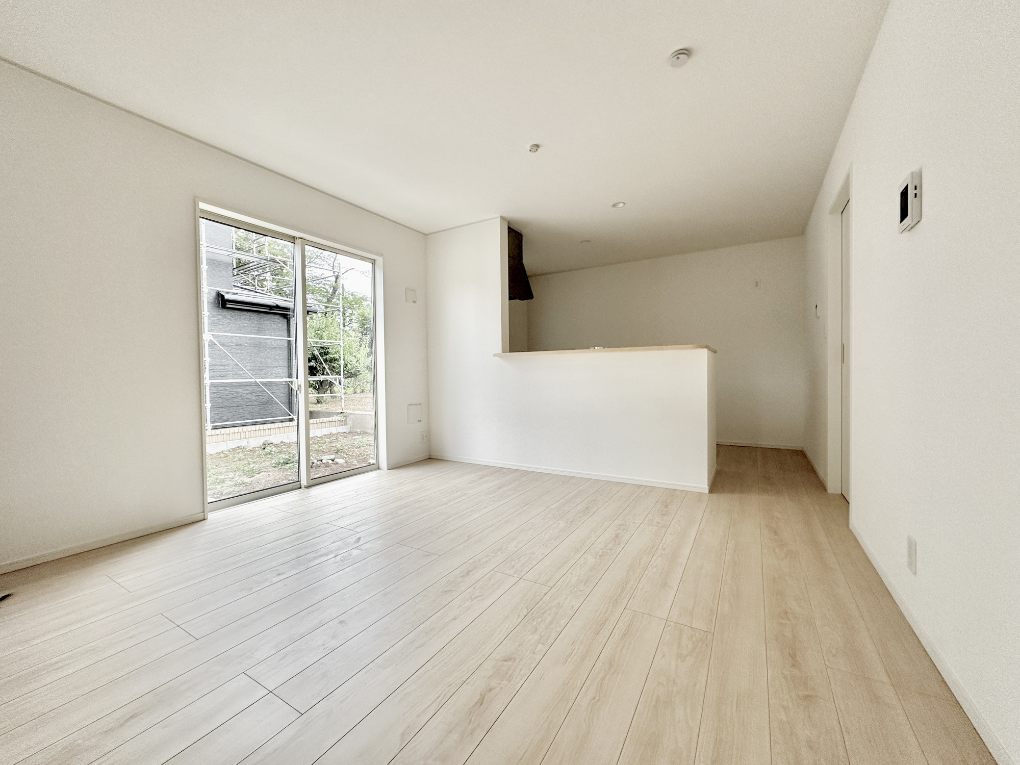 真岡市並木町３丁目の新築一戸建の居間・リビング|室内にいても、たっぷりの陽光と爽やかな風を感じて頂ける、開放感あふれるリビングです。
ご家族と穏やかに過ごす、心地の良い時間が流れます。