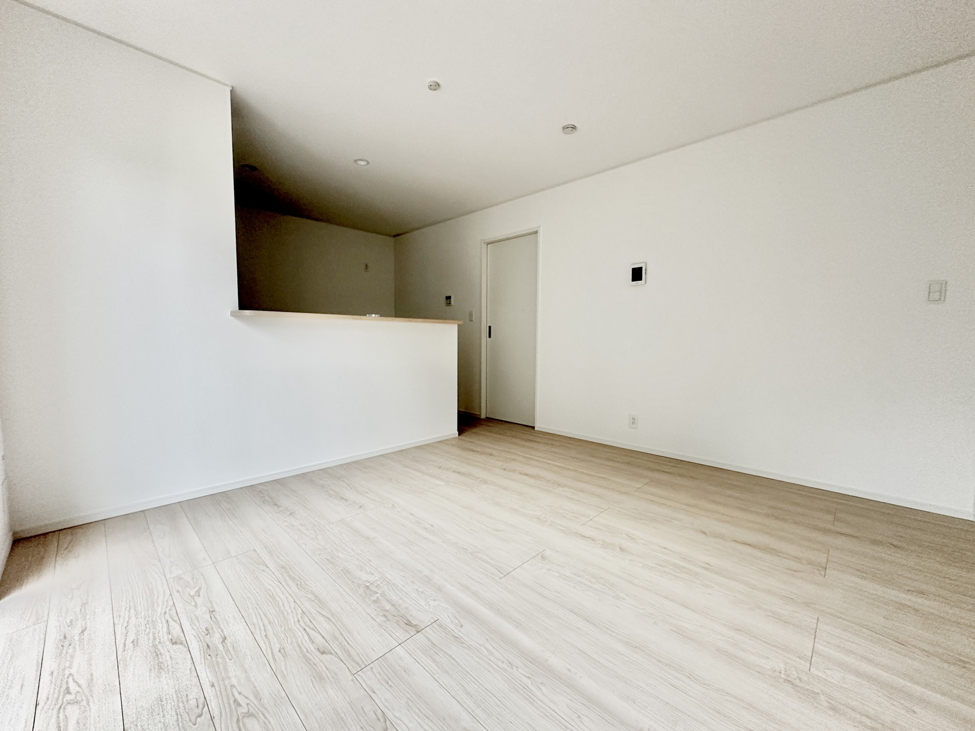 真岡市並木町３丁目の新築一戸建の居間・リビング|オープンな空間を生み出す、こだわりの広がりとゆとり。家族と過ごす時間を大切にしたい方にぴったりの明るくゆとりある住空間です。南側の窓からの日差しがリビングの隅々までしっかりと届きます！ 