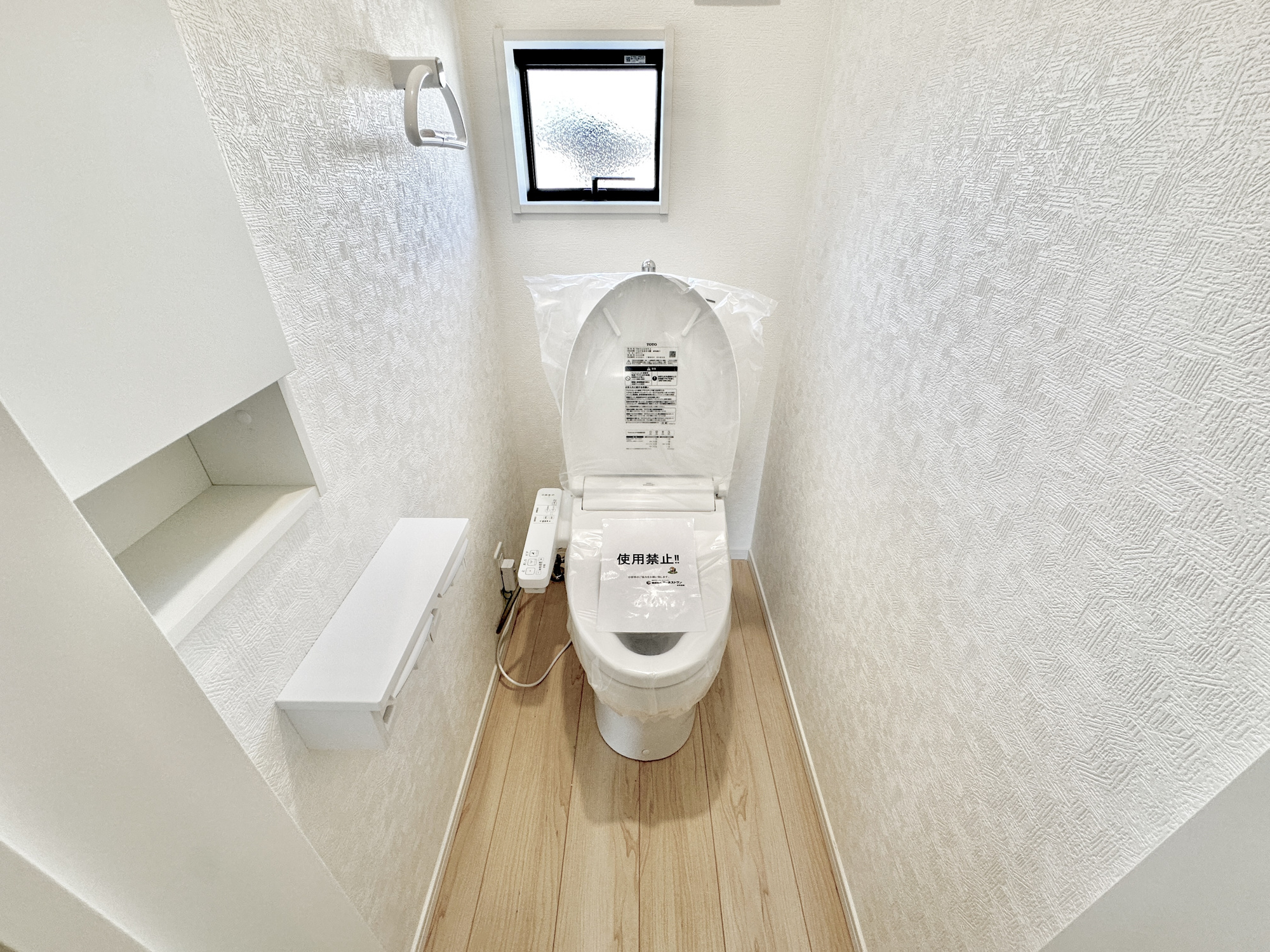 足利市福居町の新築一戸建のトイレ|節水型でエコなトイレには、今では当たり前の洗浄付き。便座を温める機能もついていて、居心地良くてトイレから出られなくなるかも！換気用に換気扇はもちろん、窓も着いているので常に快適ですね♪