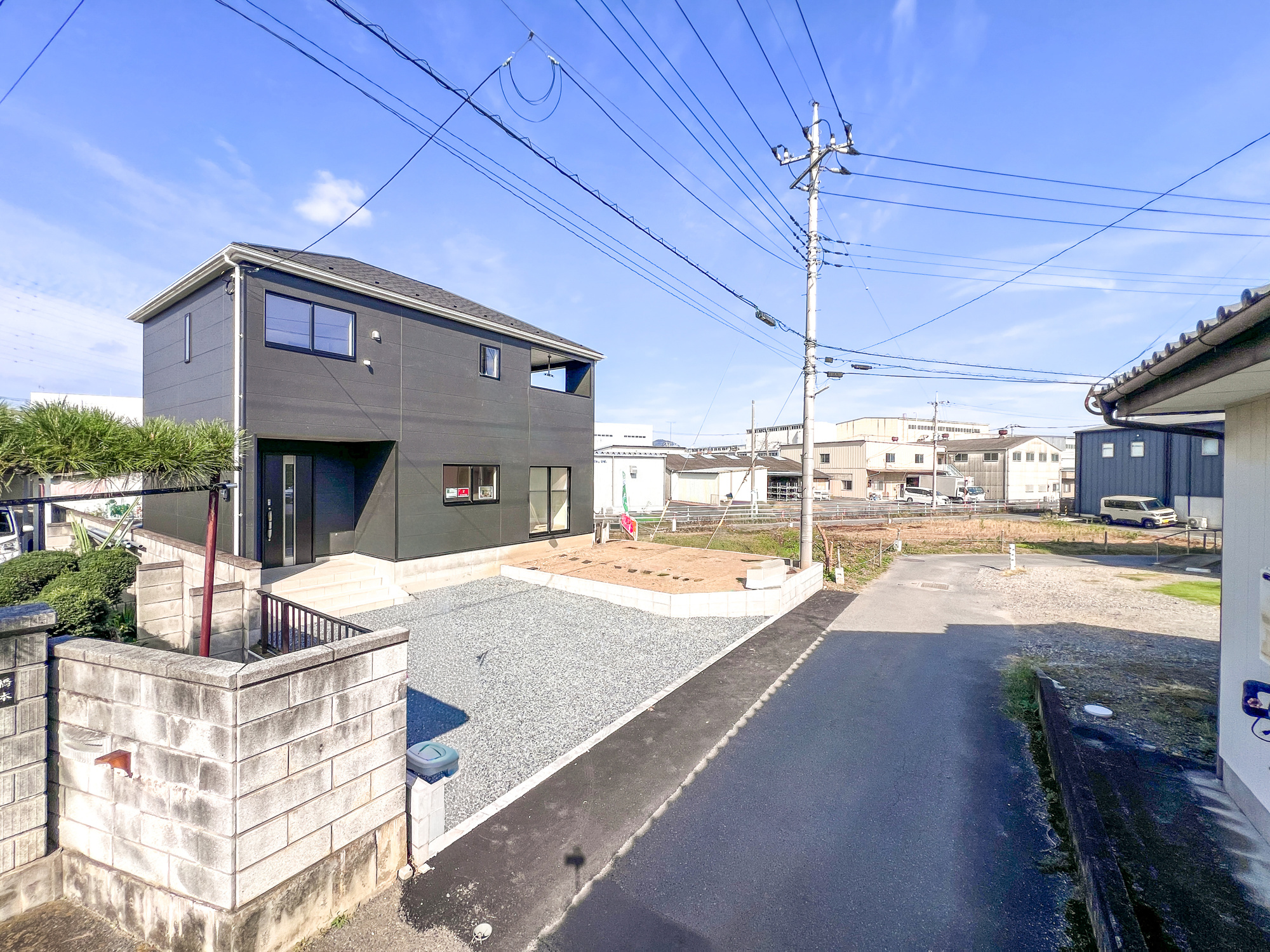 足利市福居町の新築一戸建の前面道路含む現地写真|閑静な住宅地で子育て家族にピッタリ。毎日のお散歩も快適な緑に恵まれたエリアで、自然に包まれた穏やかな暮らしを実現するための、ゆとりある住環境が整っています。

