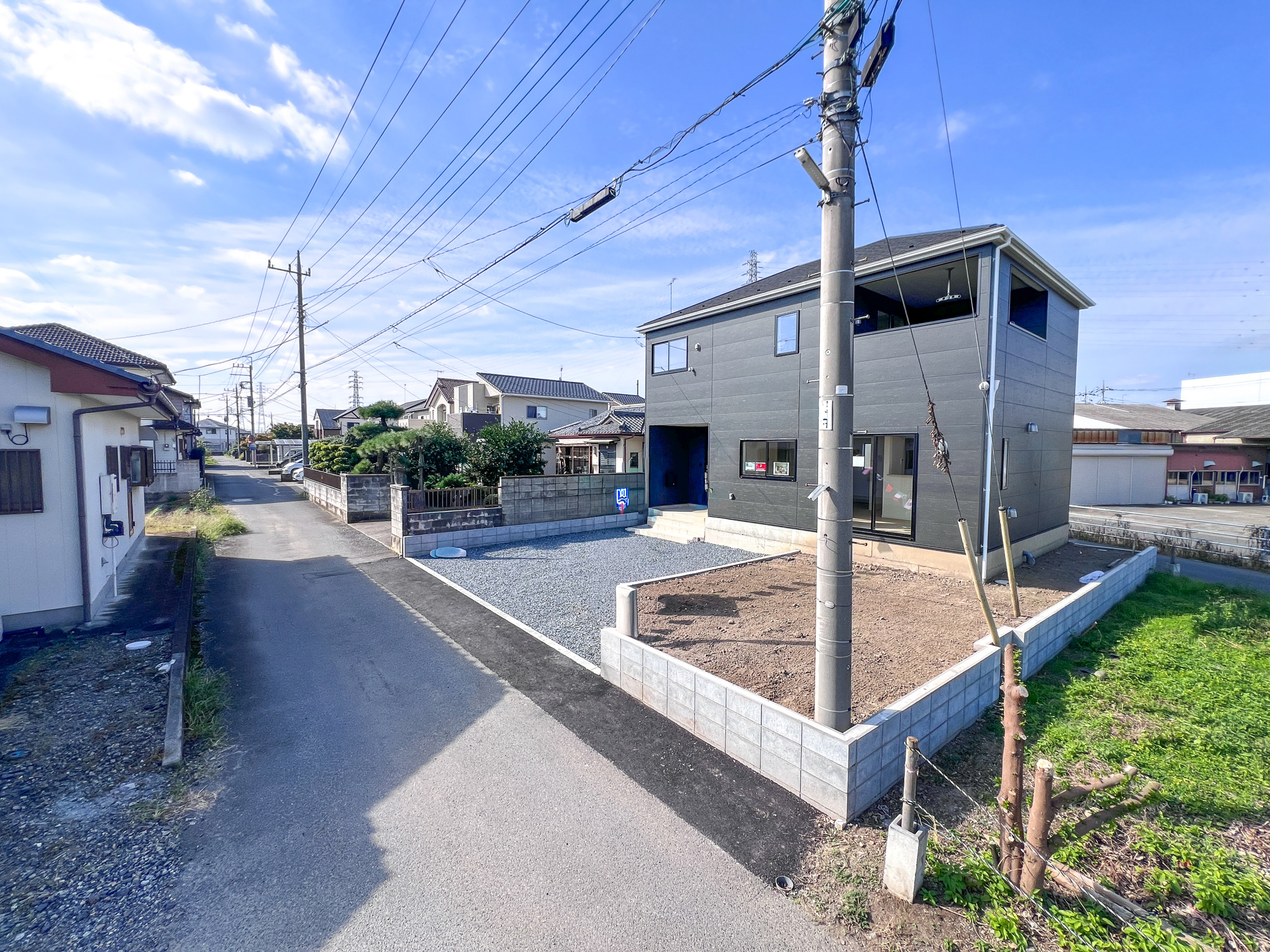 足利市福居町の新築一戸建の前面道路含む現地写真|低層の一戸建てを中心とした街並みが整然と続き、周辺は高い建物が建っていないので、採光や開放性に恵まれ、空が広く緑の多い閑静な趣を感じる環境です。

