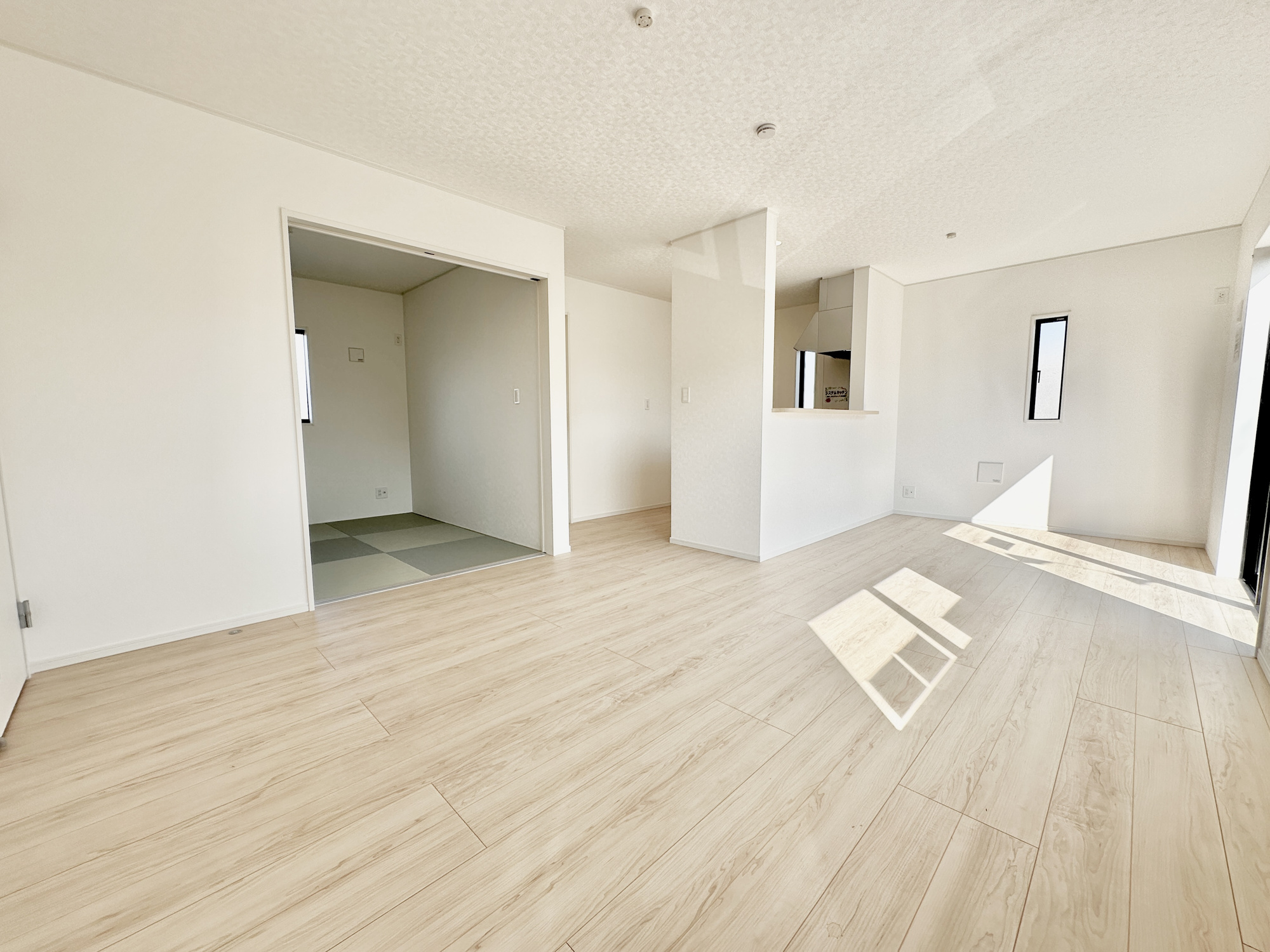 足利市福居町の新築一戸建の居間・リビング|南向きに大きく開いた窓からは、明るい陽射しが射し込みます。
爽やかな風が吹き抜ける心地良いリビングには、自然と家族が集まります。