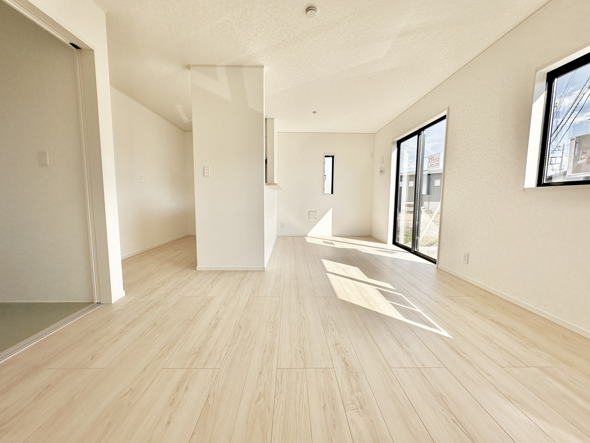 足利市福居町の新築一戸建の居間・リビング|オープンな空間を生み出す、こだわりの広がりとゆとり。家族と過ごす時間を大切にしたい方にぴったりの明るくゆとりある住空間です。南側の窓からの日差しがリビングの隅々までしっかりと届きます！ 