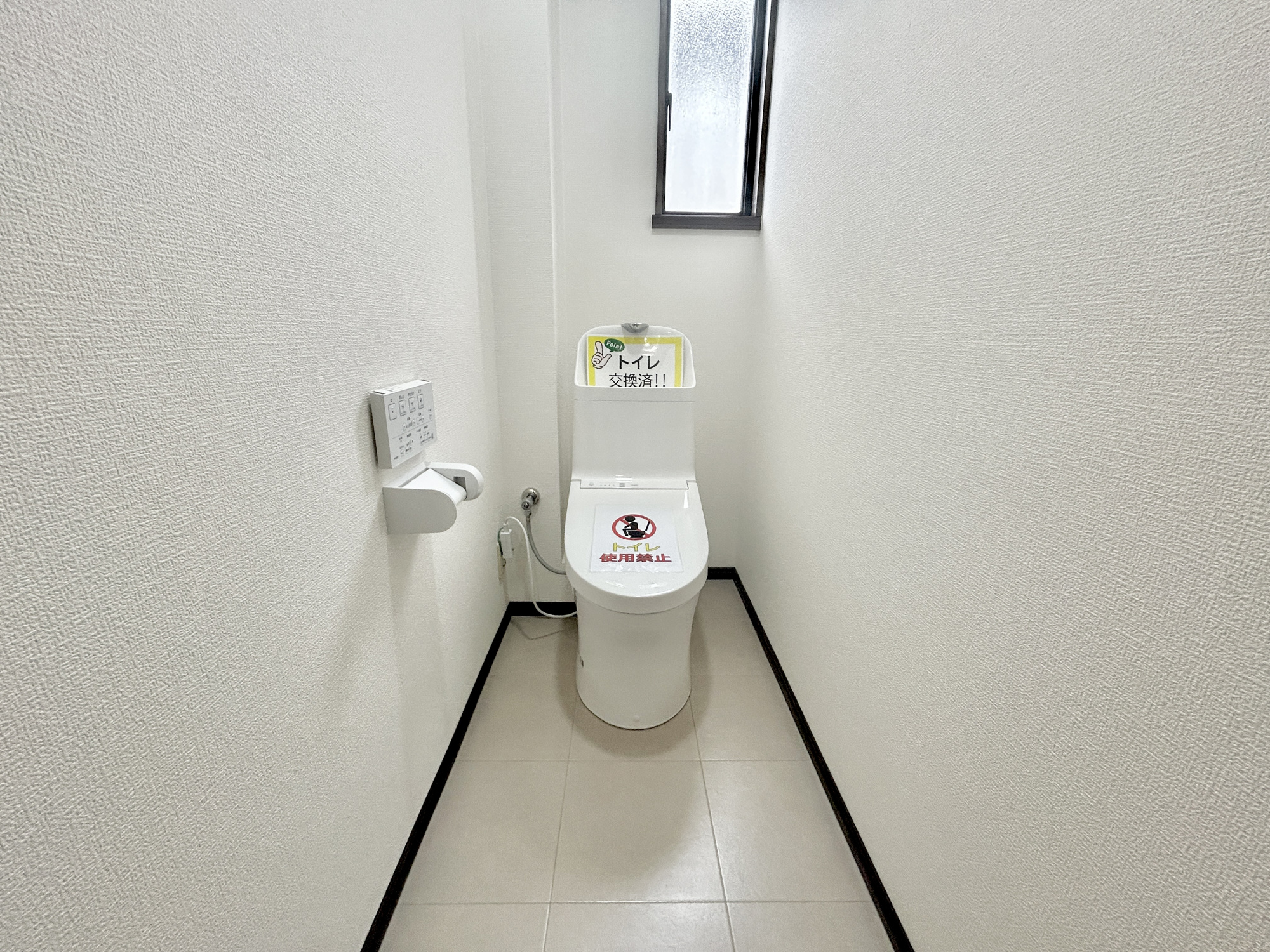 前橋市鳥取町　中古物件のトイレ|節水型でエコなトイレには、今では当たり前の洗浄付き。便座を温める機能もついていて、居心地良くてトイレから出られなくなるかも！換気用に換気扇はもちろん、窓も着いているので常に快適ですね♪