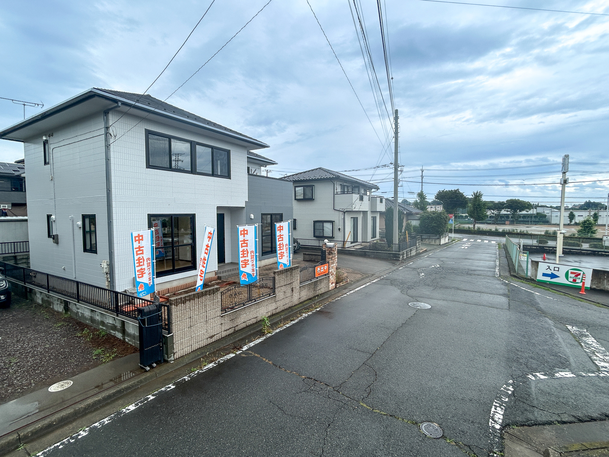 前橋市鳥取町　中古物件の前面道路含む現地写真|低層の一戸建てを中心とした街並みが整然と続き、周辺は高い建物が建っていないので、採光や開放性に恵まれ、空が広く緑の多い閑静な趣を感じる環境です。

