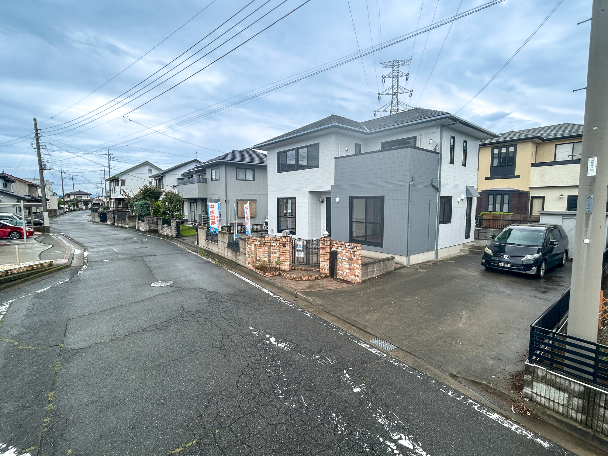 前橋市鳥取町　中古物件の前面道路含む現地写真|閑静な住宅地で子育て家族にピッタリ。毎日のお散歩も快適な緑に恵まれたエリアで、自然に包まれた穏やかな暮らしを実現するための、ゆとりある住環境が整っています。

