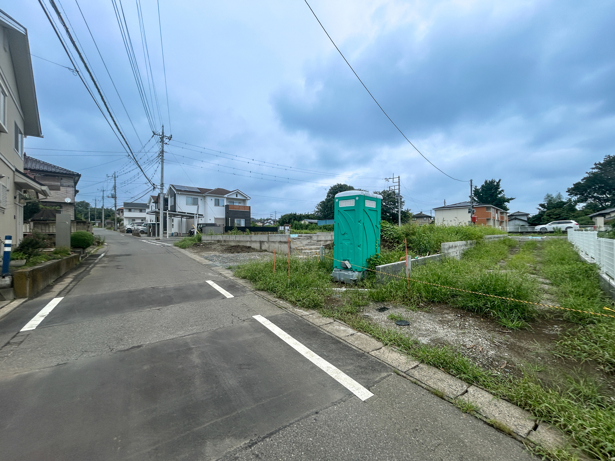 前橋市富士見町時沢第11　新築住宅全4棟の前面道路含む現地写真|低層の一戸建てを中心とした街並みが整然と続き、周辺は高い建物が建っていないので、採光や開放性に恵まれ、空が広く緑の多い閑静な趣を感じる環境です。

