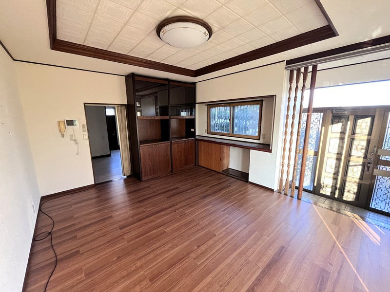 行田市持田４丁目　中古戸建　居住スペースの玄関およびリビング　10帖