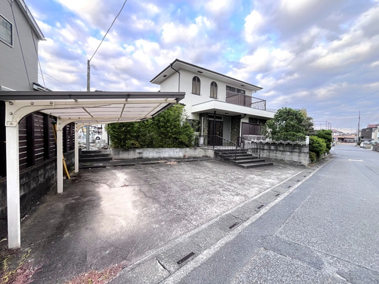 行田市持田４丁目　中古戸建　駐車スペース　カーポートのある駐車スペースです。