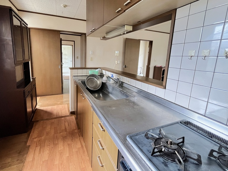 行田市長野５丁目　中古戸建　キッチン　３口コンロのキッチンです。作業スぺースも十分！冷蔵庫やカップボードを設置してもゆとりある広さとなっております。