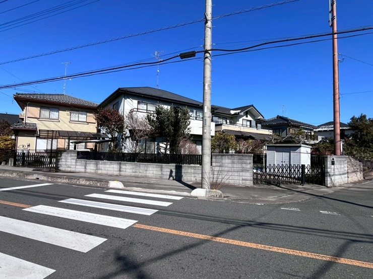 行田市長野５丁目　中古戸建　現地写真　交差点側から見た視点