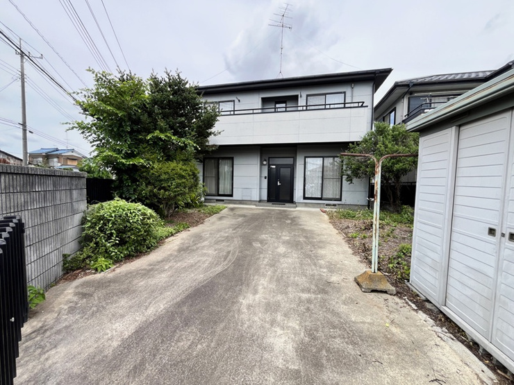 行田市長野５丁目　中古戸建　玄関までのアプローチ　※物置あり　※車１台、駐車可能